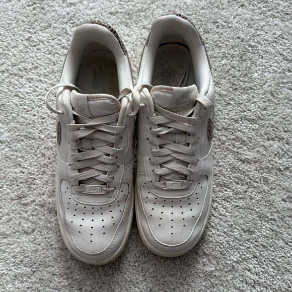 Nike Air Force 1 ’07 Women’s – Phantom / Light Iron Ore – Snakeskin Swoosh – Siz - Picture 2 of 6